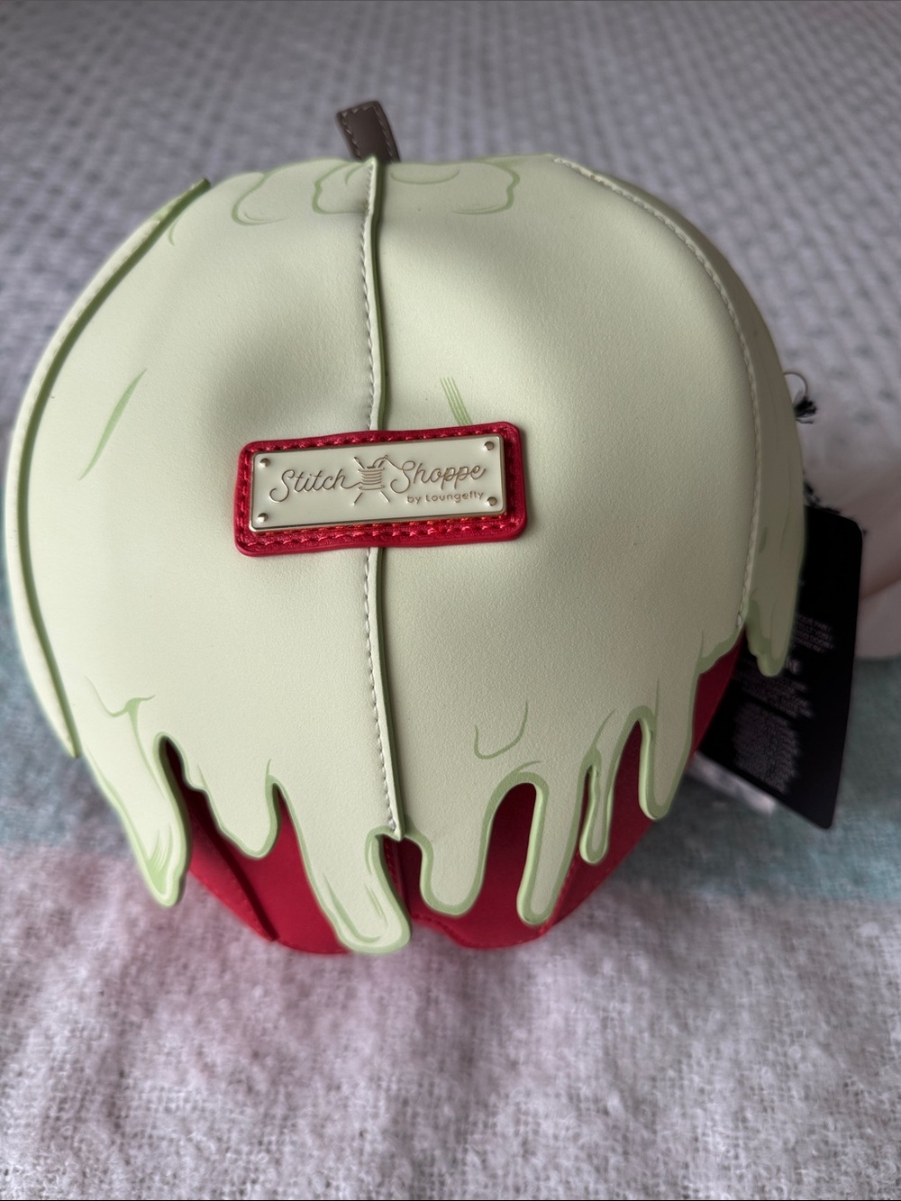 Loungefly Evil Queen Poison Apple Crossbody - Red & Pale Green Glow - Picture 4 of 6